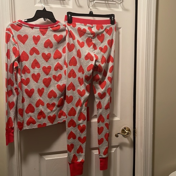 Old Navy women’s 2 pcs pajamas set all over heart print grey/red small - Picture 5 of 5